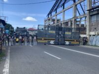 Mahasiswa IMPT Manokwari Masih Bertahan di Lampu Merah Makalew, Negosiasi dengan Polisi Berlangsung