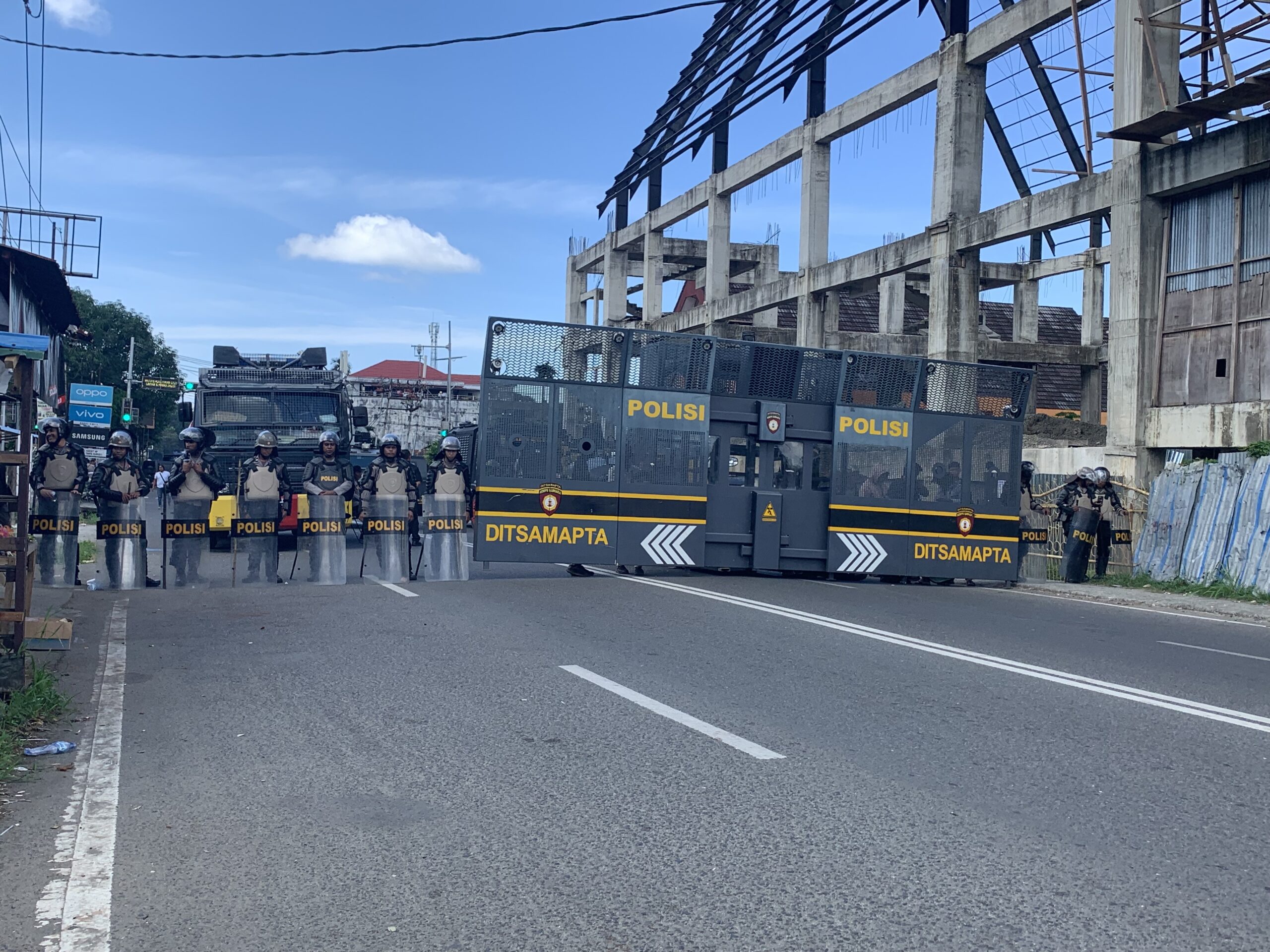 Mahasiswa IMPT Manokwari Masih Bertahan di Lampu Merah Makalew, Negosiasi dengan Polisi Berlangsung