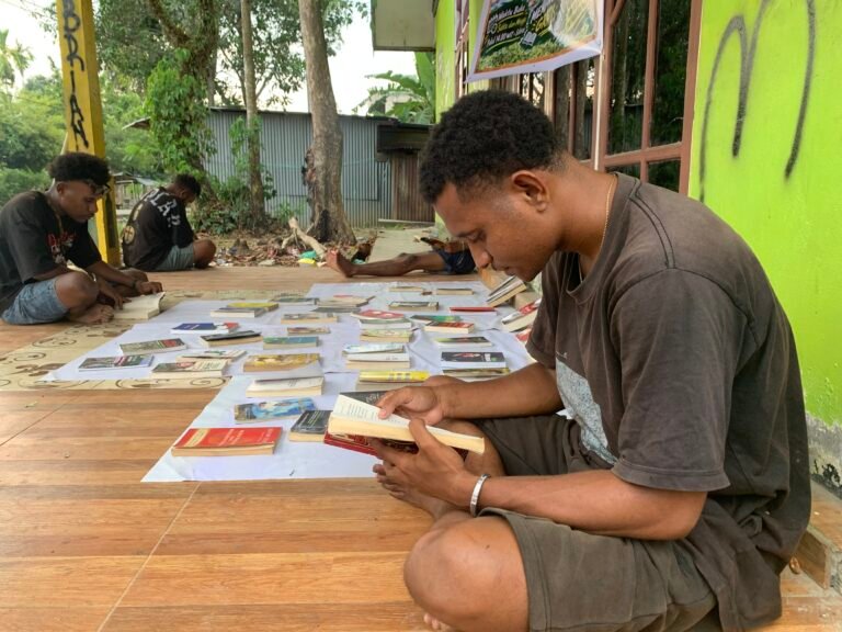 KARET HAMIT BANGKIT: MEMBEDAH KEBODOHAN, MELAWAN PENINDASAN DI TANAH PAPUA