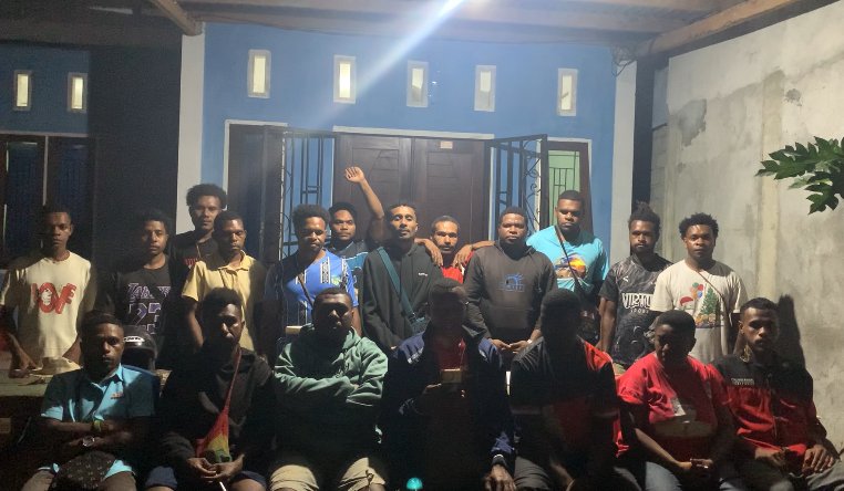SOLIDARITAS MAHASISWA DAN PEMUDA MANOKWARI DESAK PENGHENTIAN LATIHAN PERANG DI GUNUNG MAUT